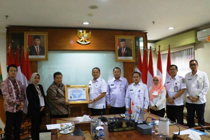 Walikota Tangerang, Arief R Wismansyah menerima piagam penghargaan dari ombudsman RI. (KEY)