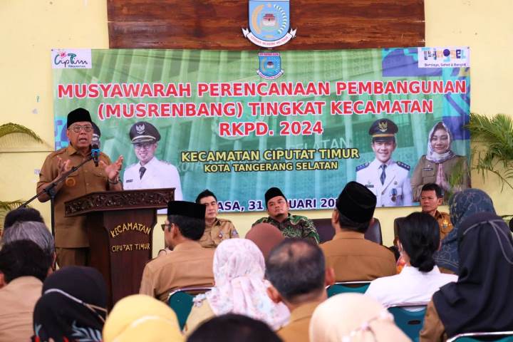 Walikota Tangsel Benyamin Davnie menghadiri musrenbang Kecamatan Ciputat Timur. (RAY)