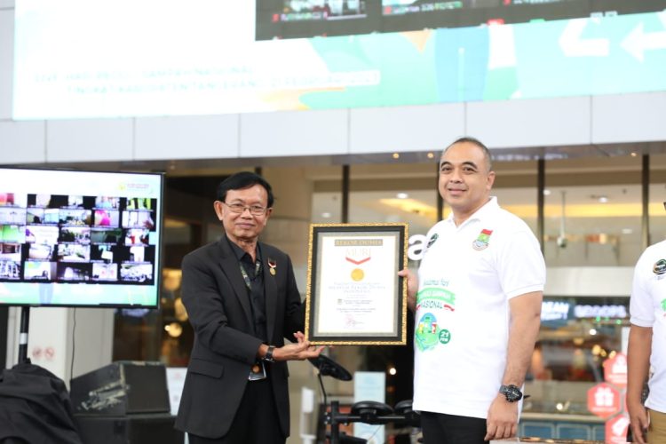 Bupati Tangerang, Zaki Iskandar menerima pengharagaan MURI. (RIK)