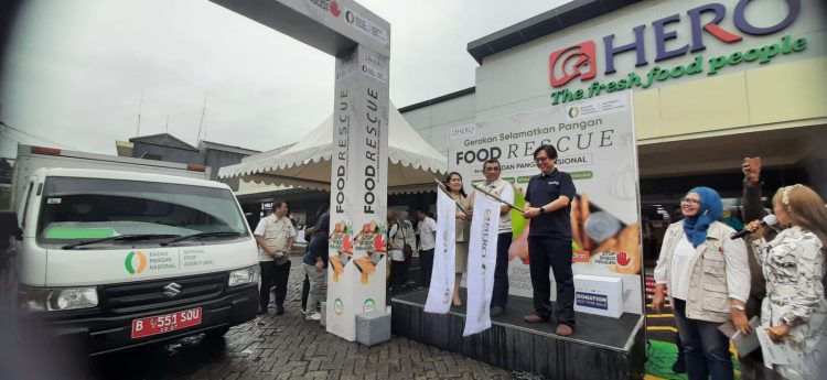 Kiri-kanan: Kepala Dinas Perindustrian, Perdagangan UKM Provinsi DKI Jakarta, Elisabeth Ratu Rante Allo, Deputi Bidang Kerawanan Pangan dan Gizi Bapanas (NFA), Nyoto Suwignyo dan Direktur Hero Supermarket,
Hendy angkat bendera sosisalisasikan Mobil Logistik Pangan & Food Truck. (IST)