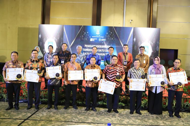 Penerima penghargaan Simpul Jaringan Geospasial. (KEY)