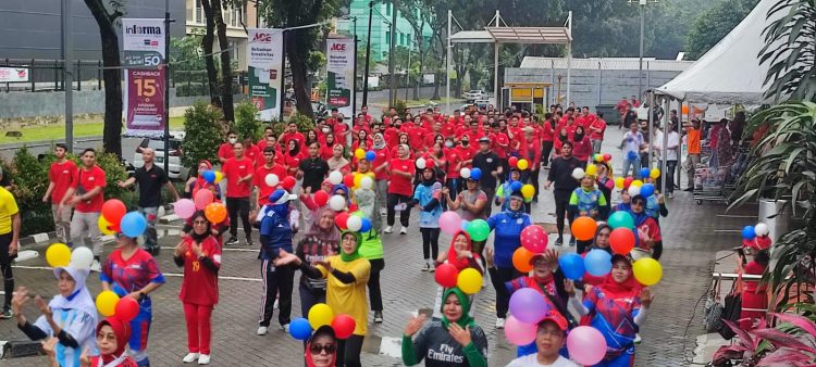 Ratusan peserta ramaikan fun aerobik Ace Hardware Living Plaza Bintaro. (RAY)