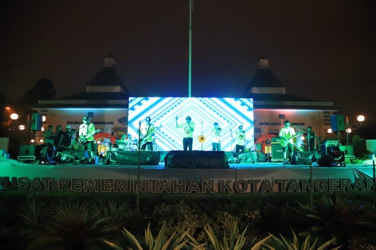 Penampilan band Tipe-X di Lapangan Puspemkot Tangerang. (KEY)