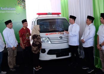 Peduli Terhadap Masyarakat, ACC Serahkan Bantuan Ambulans