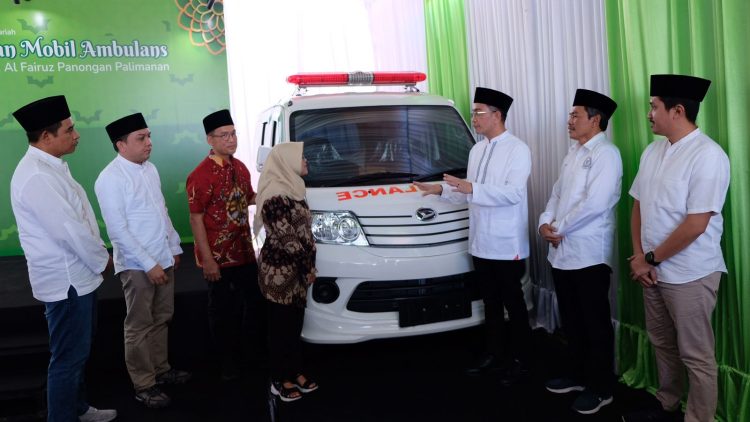 Penyerahan ambulance Astra Credit Companies (ACC) ke Yayasan Al Fairuz Panongan Palimanan. (IST)
