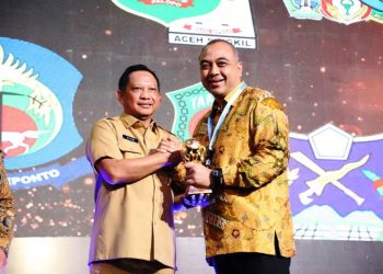 Bupati Tangerang A. Zaki Iskandar menerima penghargaan Universal Health Coverage. (IST)