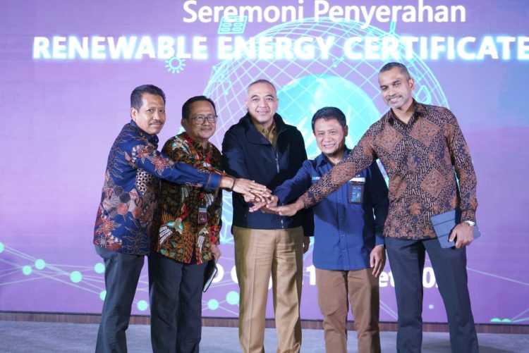 Penyerahan Sertifikat Energi Baru Terbarukan Sinar Mas Land. (RIZ)