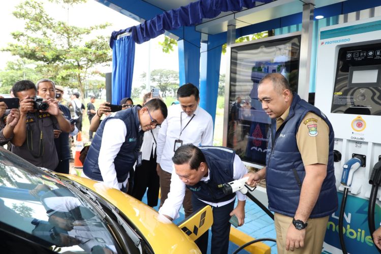Bupati Tangerang Zaki Iskandar meresmikan SPKLU di Mall Ciputra. (IST)