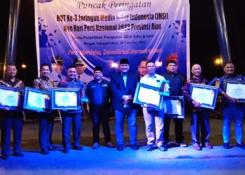 Peringatan Puncak HUT JMSI Riau, Tiga Kepala Daerah dan 6 Tokoh Terima Penghargaan 