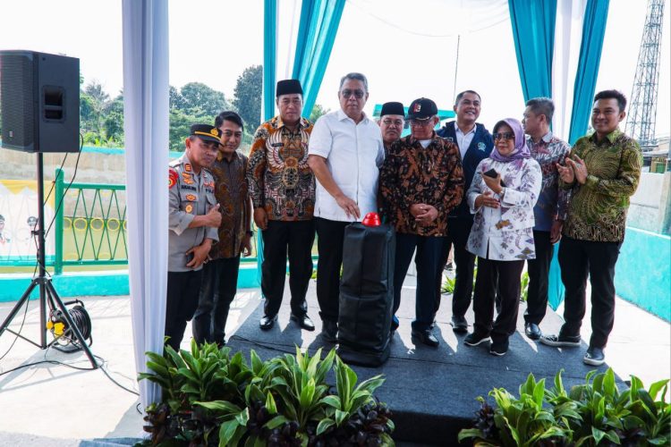 Walikota Tangsel, Benyamin Davnie meresmikan Tandon Kampung Bulak, Pondok Aren. (RAY)