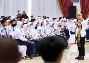 Ibu Iriana Tinjau Sosialisasi Penanggulangan Sampah dan Antinarkoba bagi Generasi Muda