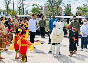 Tiba di Kolam Retensi Andir, Presiden Jokowi Disuguhi Kesenian Dodombaan