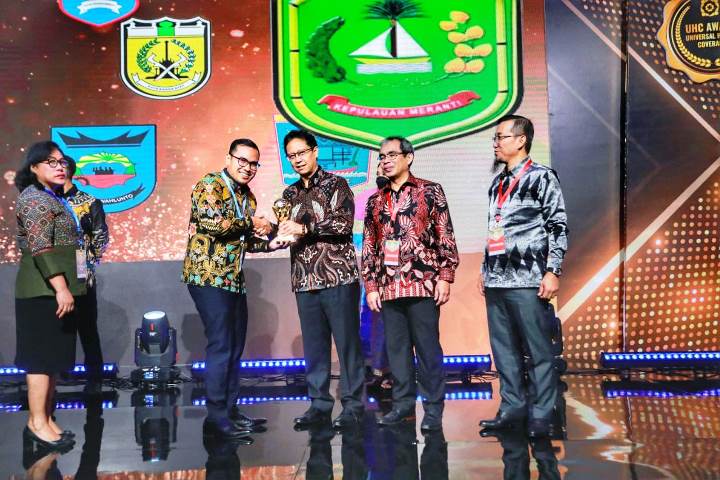 Wakil Walikota Tangsel, Pilar Saga Ichsan menerima penghargaan UHC . (IST)