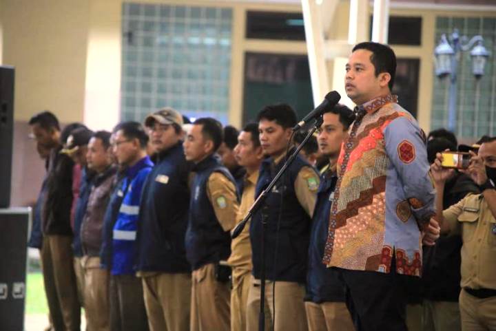 Walikota Tangerang, Arief R. Wismansyah memberikan arahan saat apel dihadapan petugas operasi dan pemeliharaan Dinas Pekerjaan Umum dan Penataan Ruang. (KEY)