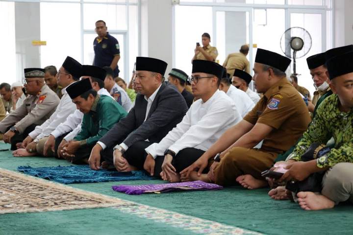 Walikota Tangsel, Benyamin Davnie bersama Wakil Walikota Tangsel Pilar Saga Ichsan menghadiri Tangsel Mengaji. (RAY)