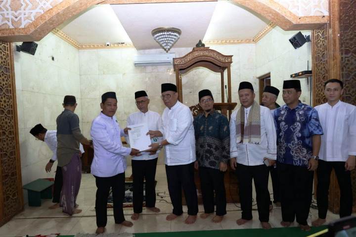 Walikota Tangsel Benyamin Davnie saat safari Ramadhan di Kecamatan Serpong Utara. (RAY)