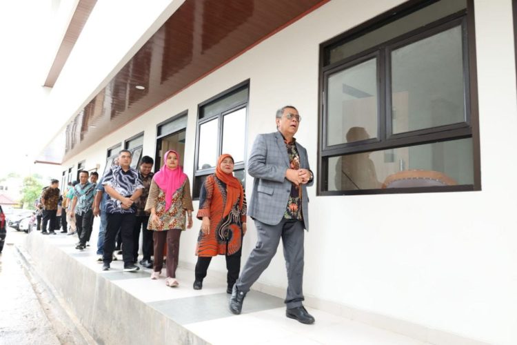 Walikota Tangsel, Benyamin Davnie meninjau gedung baru SMPN 24 Kota Tangsel. (RAY)