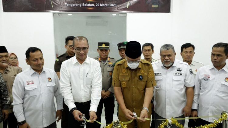 Peresmian gudang logistik KPU Kota Tangsel. (RAY)