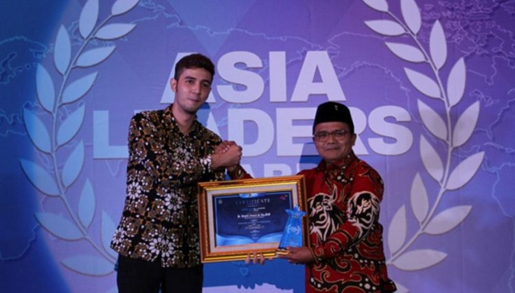 Ketua DPRD Kabupaten Tangerang, Kholid Ismail menerima penghargaan dengan kategori Asia Visioner Leaders of Indonesia dan Innovator of the Year in Education. (IST)