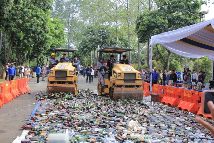 Pemusnahan minuman keras di Halaman Puspemkot Tangerang. (KEY)