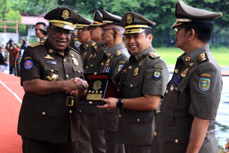 Walikota Tangerang terima penghargaan Karya Bhakti Peduli Satuan Polisi Pamong Praja dari Kemendagri. (IST)
