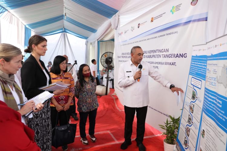 Bupati Zaki Iskandar memaparkan program Sanitasi Aman Kabupaten Tangerang. (RIK)