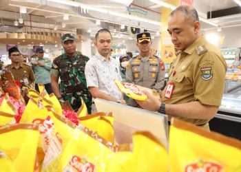 Pantau Stok Sembako Jelang Lebaran, Bupati Zaki Blusukan ke Pasar