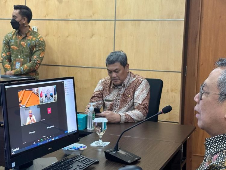 Walikota Tangsel, Benyamin Davnie saat memaparkan Sipermen dan Program D3. (RAY)