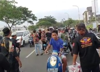 Adem Liatnya! Aliansi Ormas di Pagedangan Bagikan Takjil 