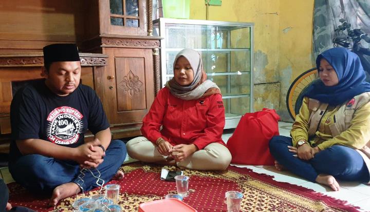 Ketua Komunitas Perduli Anak Negeri (KPAN) Kabupaten Lebak, Juwita Wulandari saat menyambangi rumah ID. (IST)