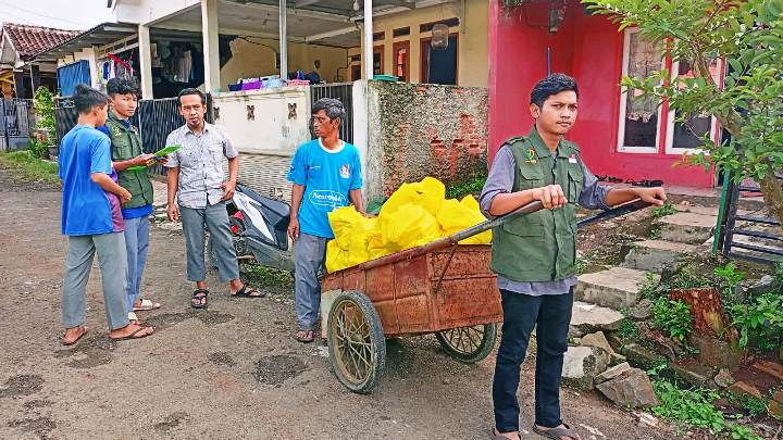 Komunitas Cisauk Mengaji memberikan sembako gratis kepada warga yang membutuhkan. (IST)