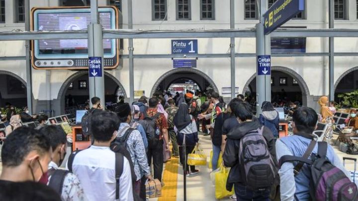 Pemudik tiba di Stasiun Senen, Jakarta. (NET)