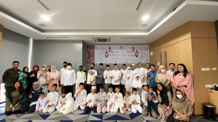 Pembagian santunan kepada anak yatim dari Swiss-Belinn Simatupang. (IST)