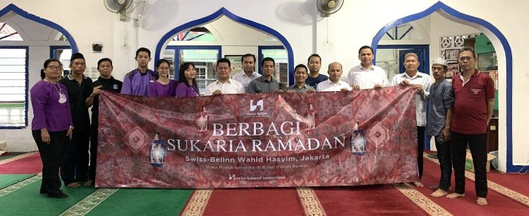 Pembagian donasi makanan Swiss-Belinn Wahid Hasyim ke Masjid Al-Amin, Kebon Kacang, Jakarta Pusat. (IST)