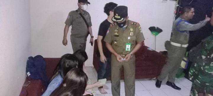 Sejumlah terapis diamankan Satpol PP dari sejumlah panti pijat. (RIK)