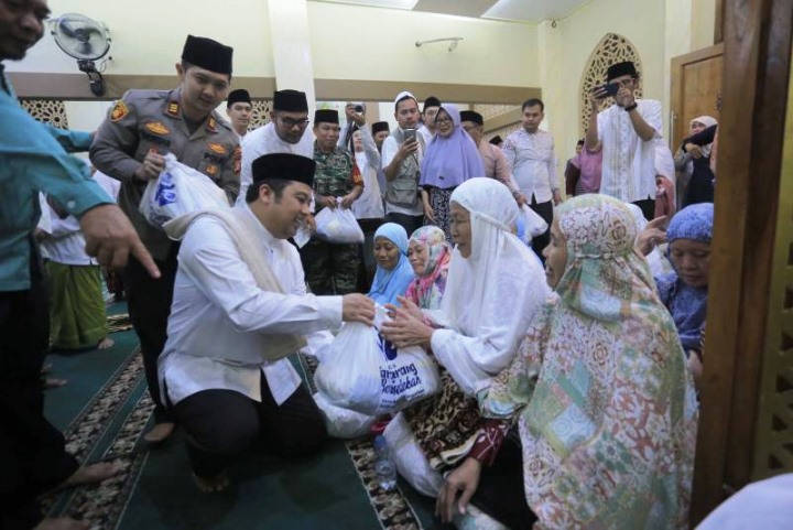 Walikota Tangerang, Arief R. Wismansyah memberikan bantuan paket sembako ke warga. (KEY)