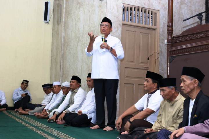 Walikota Tangsel, Benyamin Davnie saat safari Ramadhan di Masjid Al-Ikhlas, Jurang Mangu Barat, Pondok Aren. (RAY)
