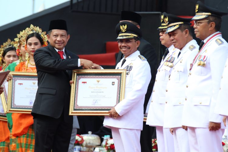 Wakil Walikota Tangerang, Sachrudin menerima penghargaan dari Menteri Dalam Negeri, Tito Karnavian. (IST)