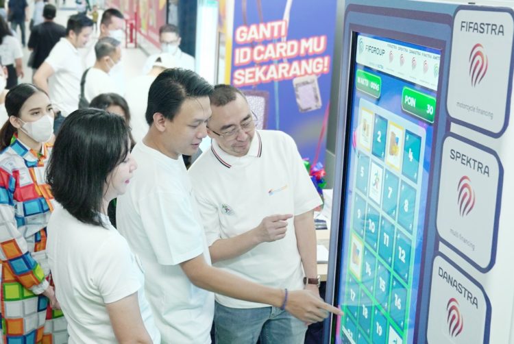 Booth Anjungan MRT FIFGROUP 34 Tahun menghadirkan sejumlah permainan menarik dengan hadiah total Rp40 juta yang terbuka untuk seluruh masyarakat umum. (IST)