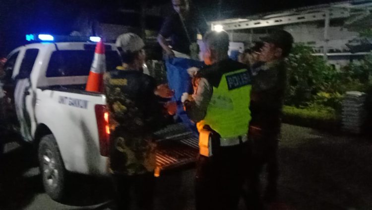 Polisi evakuasi korban kecelakaan di Solear, Kabupaten Tangerang. (RIK)