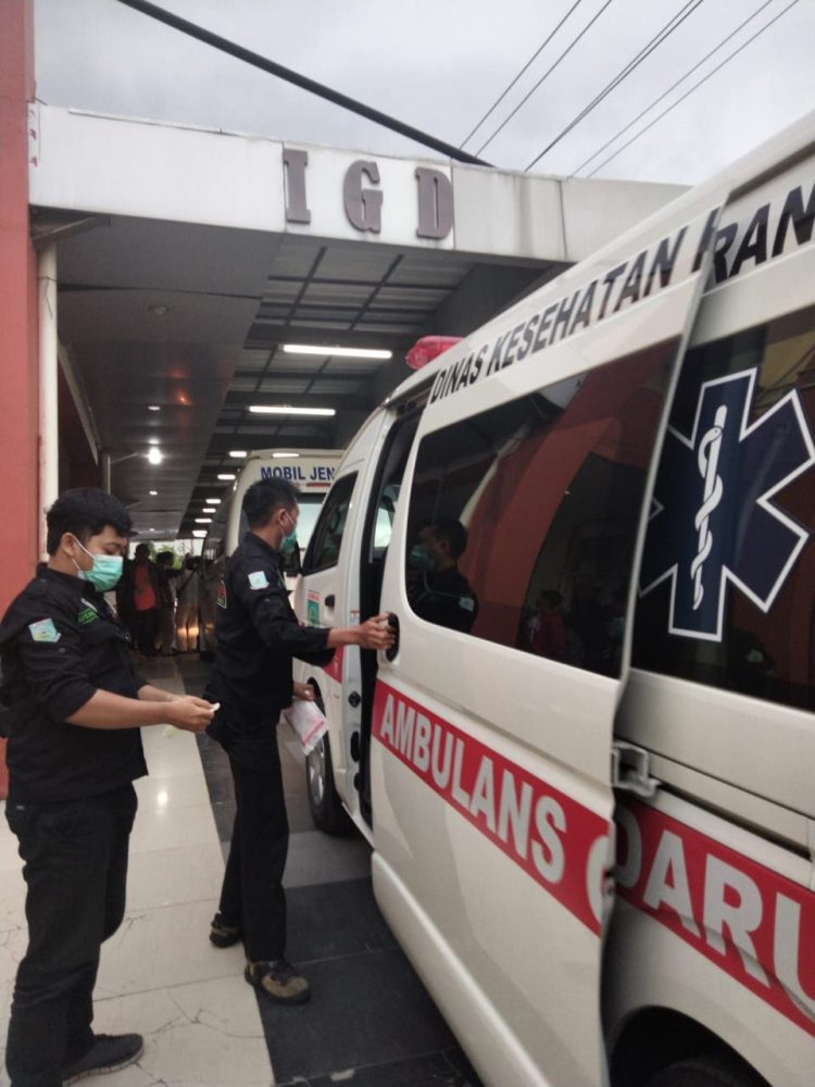 Ambulance DInkes Tangsel diberangkatkan ke Tegal untuk evakuasi korban kecelakaan bus. (IST)