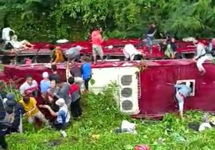 Bus membawa rombongan asal Tangsel masuk jurang di kawasan Guci, Tegal. (IST)