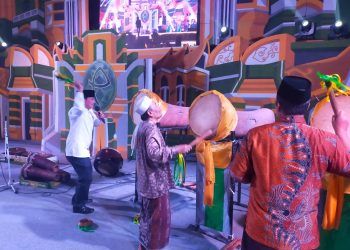 Pagelaran Seni Akbar Santri Curi Perhatian Sekda Rudy Maesyal