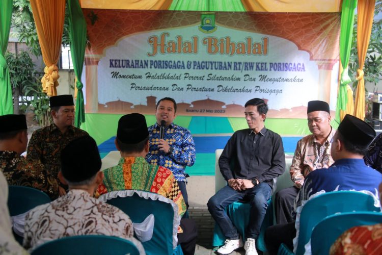 Walikota Tangerang Arief R Wismansyah saat menghadiri halal bihalal paguyuban RT RW Kelurahan Porisgaga, Kecamatan Batuceper. (KEY)