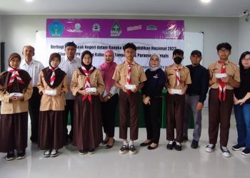 Bertepatan Hari Pendidikan Nasional, Ratusan Pelajar Ikut Pemeriksaan Mata dan Diberi Kacamata