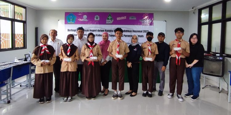 Pemberian Kacamata secara simbolis kepada Siswa/Siswi di SMP Negeri 1 Curug, Tangerang didampingi oleh Kepala Sekolah dan perwakilan Guru. (IST)