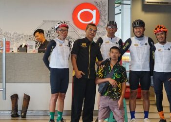 Sambil Bersepeda Cirebon-Bali, Santika Indonesia Bareng Komunitas Brompton Sumbang 1.000 Kaki Palsu