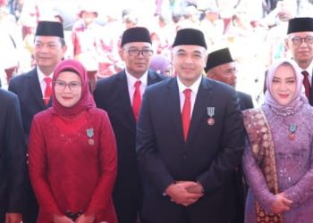 Berjasa Dibidang Pertanian, Bupati Zaki Terima Penghargaan Satyalencana Wira Karya