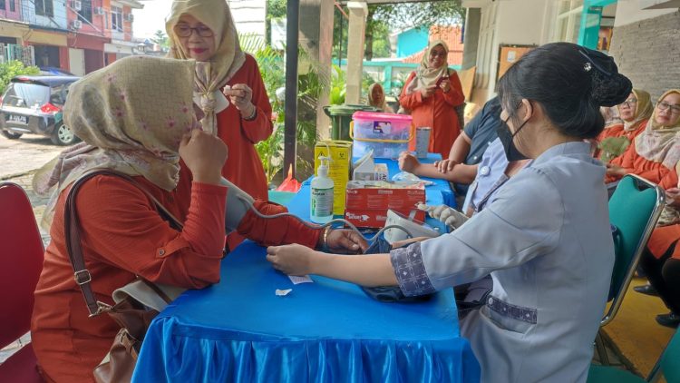 Cek kesehatan gratis dari PT Indah Kiat Tangerang. (RAY)