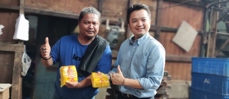 Corporate Communication & Investor Relation Head Bank Sampoerna, Ridy Sudarma (kanan) foto bersama Asep Jaenudin saat kunjungan ke pabrik tahu di Komplek PIK kopti RT 03/11, Kelurahan Semanan, Kalideres, Jakarta Barat. (RIZ)